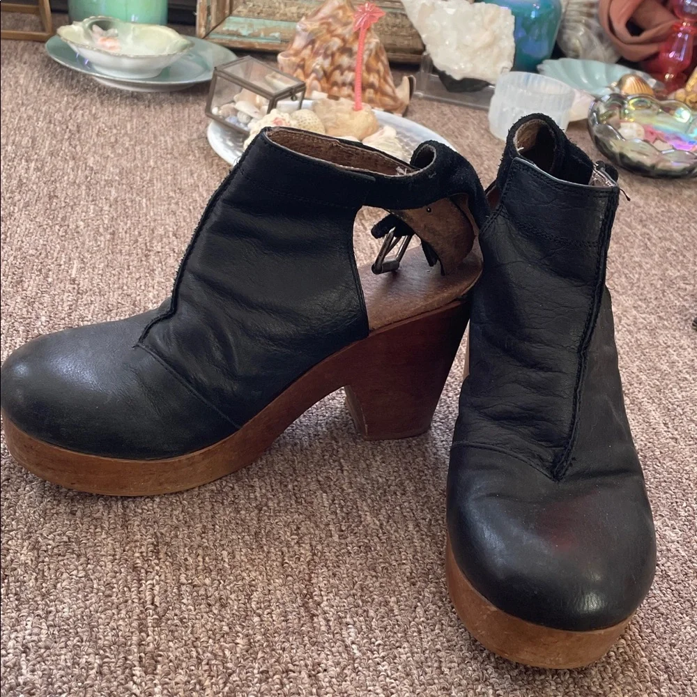Free People, Amber orchid clogs, size 7 used - Picture 3 of 8